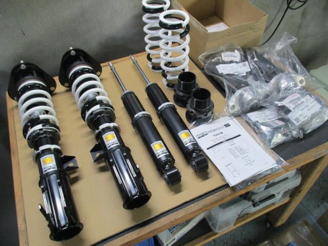 ＣＨ－Ｒ　車高調＆フロア補強バー　インストール！【山口県　防府市で持込でのパーツ取付・タイヤ交換・ナビ・ＥＴＣ・ドライブレコーダー等の取付は　タイヤガレージナカムラ　へ！】
