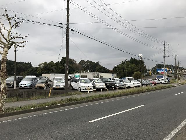 店舗の前の道路はスピードが出やすいので、十分お気をつけてご来店下さい。