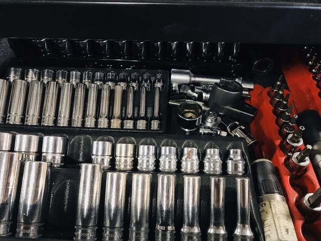 お客様のお車を万全の状態にするため、日々技術を磨いております