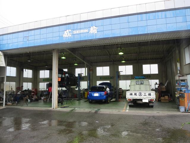 事務所、展示場の向かいが整備工場です