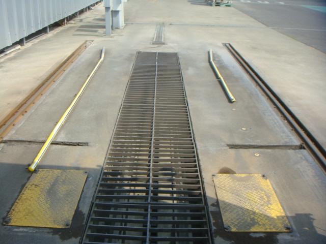 ドライブスルー洗車機　洗車　３００円～　スチーム　掃除機　ふき取り場　マット洗い機無料　エアー調整機　ティアラコート　シルキーコート