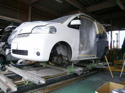 フレーム修正機２台完備