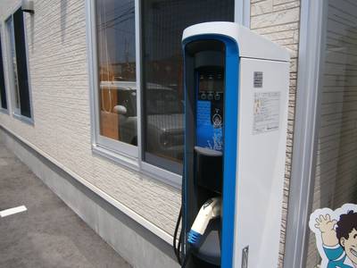 電気自動車の２００Ｖ急速充電器完備