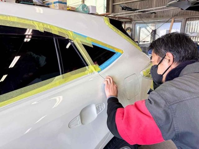 ダイハツ　キャスト　トランクとリヤバンパー　キズ・へこみ直し　深谷市板金塗装