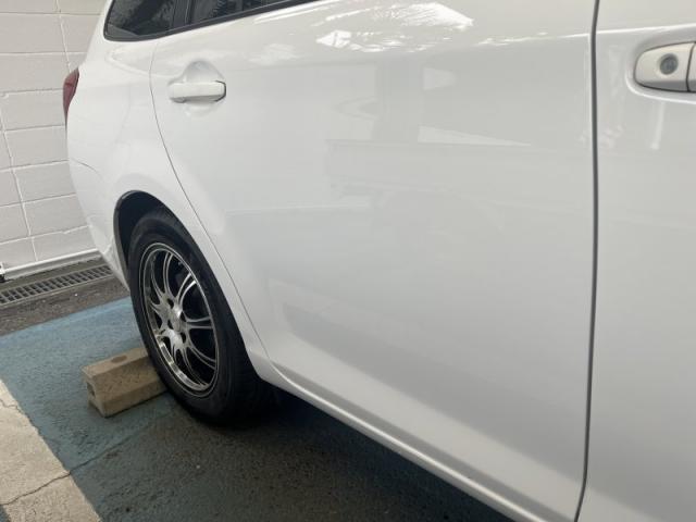 トヨタ　カローラフィールダー　バンパー・リヤドアとクォーター（タイヤ横）　キズ・へこみ直し