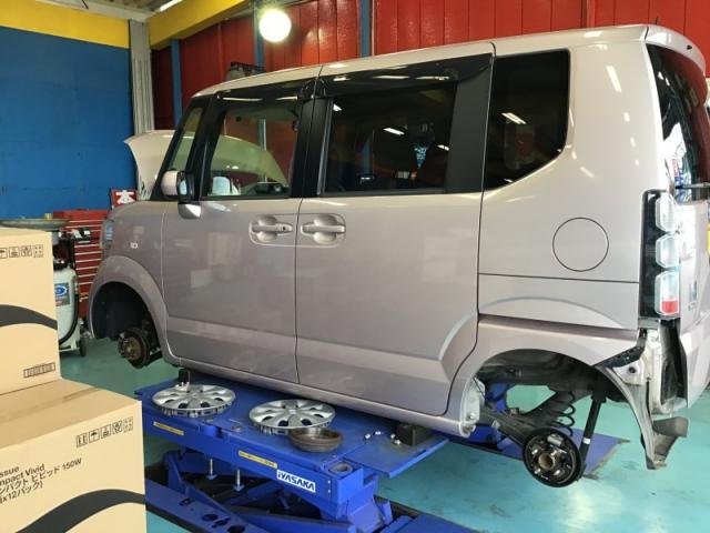 ホンダ　Ｎ－ＢＯＸ　車検と一緒に　1日でバンパーキズ・へこみ直し　深谷市　カーコン工法