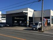 駐車はショールームの前、工場の横も空いてます。