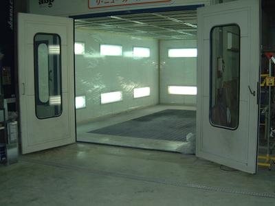 自社塗装ブースを完備しておりま自社