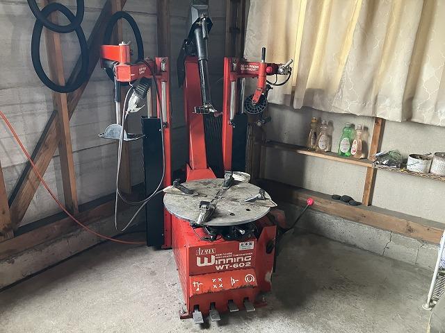 タイヤチェンジャー完備。タイヤ交換もお任せ下さい。２０インチまで対応。