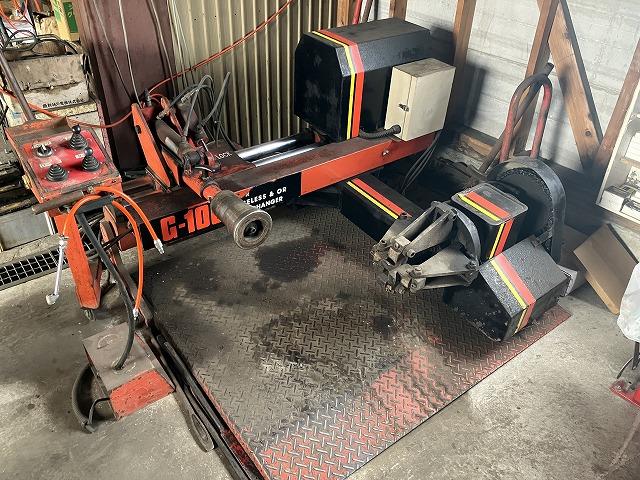 他店では滅多にないと思われるトラック用のタイヤチェンジャーも完備しております。