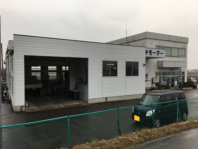 大型整備工場です。リフトは１０基ございます。お客様を極力待たせないようにしております。