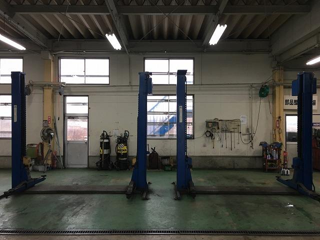 広々とした工場内です。機材やリフトは定期的に入れ替えを行っております。