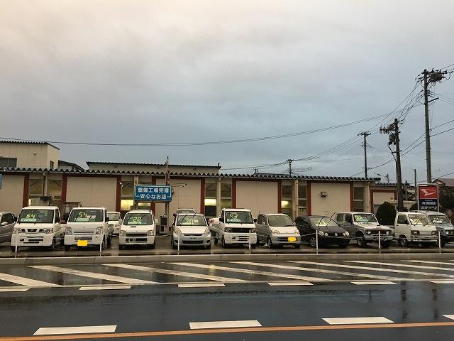 当社の中古車展示場になります。沢山のお買い得中古車を展示しております。