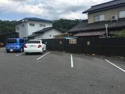 駐車場も完備しております。十分スペースをとってありますので安心してご来店下さい。