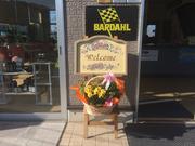 店舗の入り口にはオシャレな看板とお花がございます。女性の方も安心のお店づくりを徹底しております。