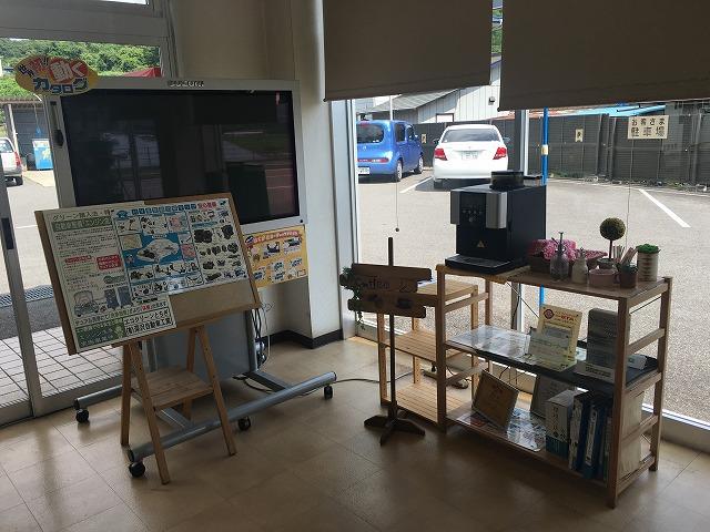 店内には大型ＴＶもご用意しております。また各種お飲み物もご用意しております。