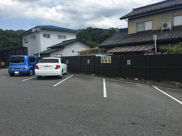 駐車場も完備しております。十分スペースをとってありますので安心してご来店下さい。