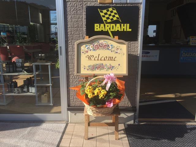 店舗の入り口にはオシャレな看板とお花がございます。女性の方も安心のお店づくりを徹底しております。