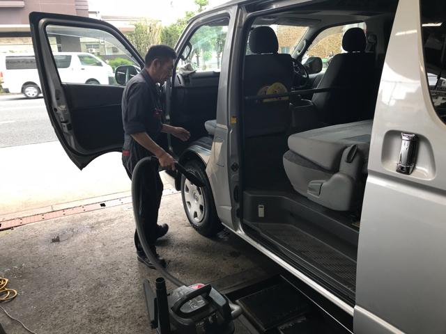 車検整備時、洗車だけでなく室内洗浄も行っております。