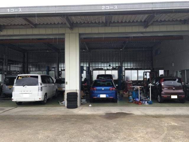 工場も広く設備も充実しています！軽自動車からトラックまで安心してお任せいただける工場です