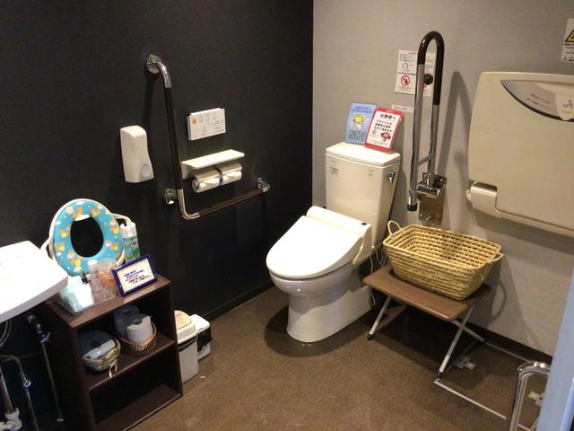広々トイレ。おむつ交換台もありますので、小さなお子様連れでも安心です！