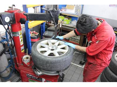 タイヤの交換やパーツの取り付けもお任せ!