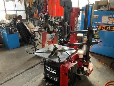 自社タイヤチェンジャーも完備！