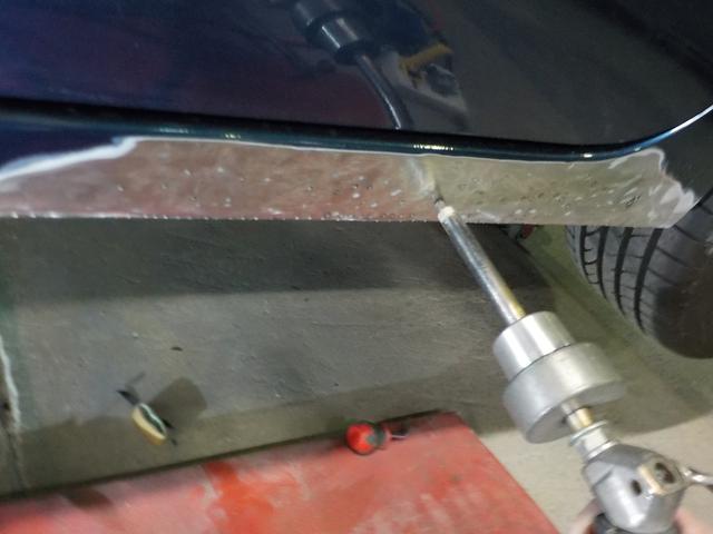 左ロッカーパネル鈑金作業