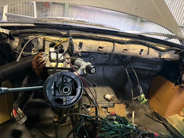 ベンツ　W123 280E エアコン効かない　車検　アメ車・輸入車の販売・車検・修理・鈑金　 茨城　千葉　守谷　つくばみらい　土浦　取手　つくば　石岡　筑西　古河　下妻　常総　坂東　龍ヶ崎　牛久　利根町　柏　我孫子　野田　流山　おおたかの森