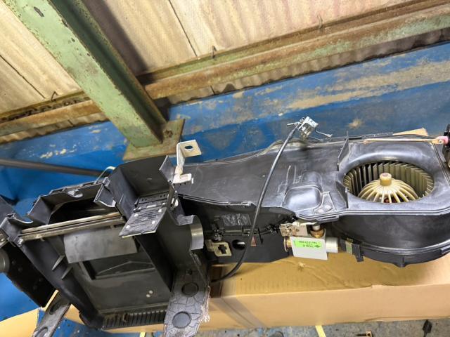 ベンツ　W123 280E エアコン効かない　車検　アメ車・輸入車の販売・車検・修理・鈑金　 茨城　千葉　守谷　つくばみらい　土浦　取手　つくば　石岡　筑西　古河　下妻　常総　坂東　龍ヶ崎　牛久　利根町　柏　我孫子　野田　流山　おおたかの森