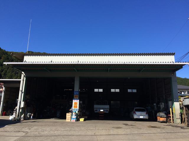 大型整備工場です。軽自動車から大型車まで対応致します。