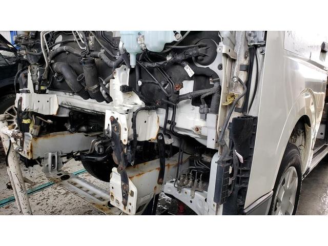 ハイエースバン　フロント板金塗装