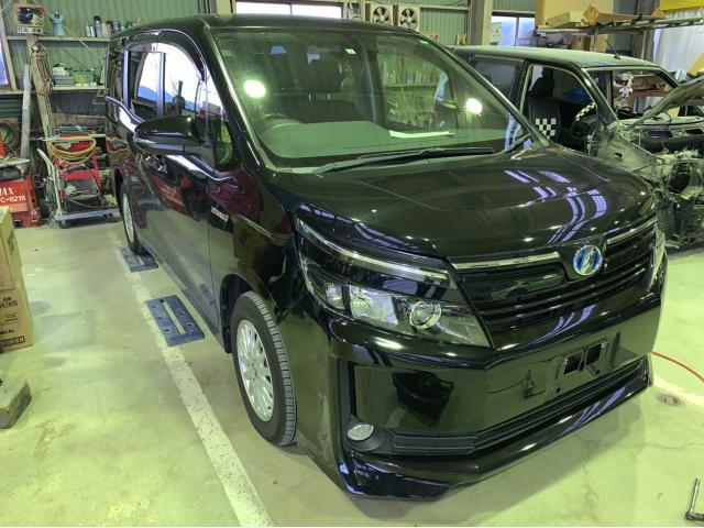 トヨタヴォクシー　右修理