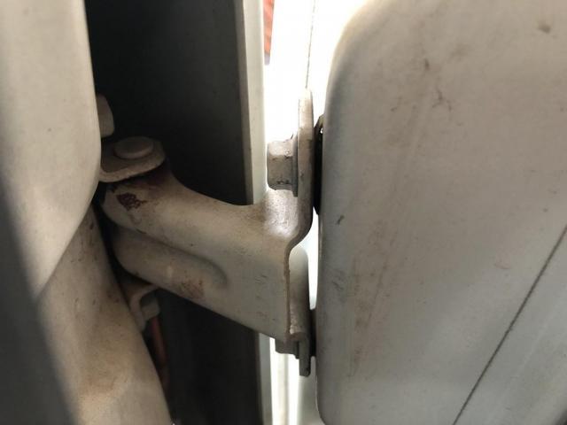 スバル　サンバートラック　運転席ドア　ガタ　下がってしまいしまりが悪い