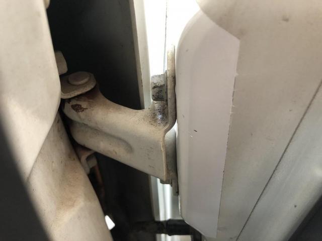 スバル　サンバートラック　運転席ドア　ガタ　下がってしまいしまりが悪い