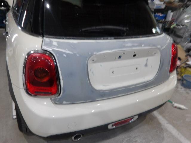 MINI ドアの傷の補修 バックドアの塗膜のブリスター 左右ヘッドライトレンズリフォーム