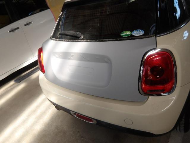 MINI ドアの傷の補修 バックドアの塗膜のブリスター 左右ヘッドライトレンズリフォーム
