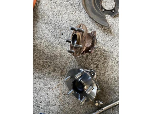 トヨタ　プリウス　走行時　ゴーという異音と　バックカメラの画像が鮮明でない　修理