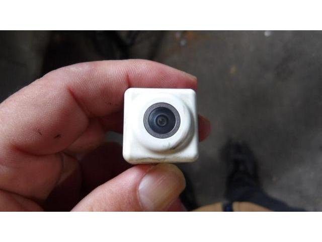 トヨタ　プリウス　走行時　ゴーという異音と　バックカメラの画像が鮮明でない　修理