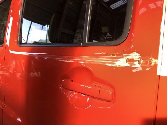 スズキ　ハスラー　左リアドアを新品交換　左リアフェンダー　鈑金で修理しました　塗装はツートン　2色塗