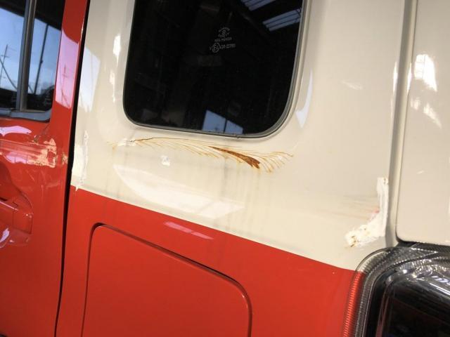 スズキ　ハスラー　左リアドアを新品交換　左リアフェンダー　鈑金で修理しました　塗装はツートン　2色塗