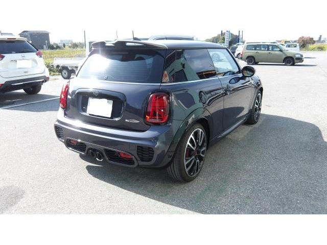 MINI 外装パネルの塗装　外周の未塗装パーツを黒に塗りました。