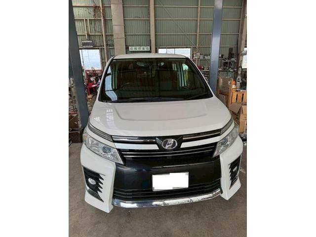 トヨタ　ヴォクシー　フロントガラス交換　車両保険で交換しました。