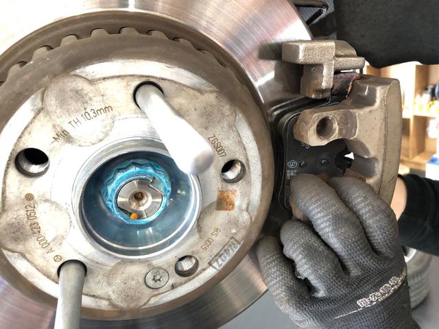 ベンツC200　車検　タイヤ交換　排気漏れでマフラー交換　リアブレーキパッド交換