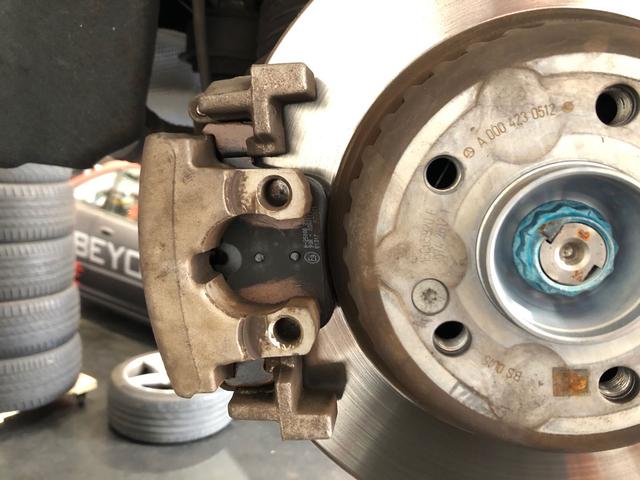 ベンツC200　車検　タイヤ交換　排気漏れでマフラー交換　リアブレーキパッド交換