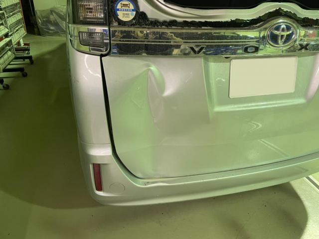 トヨタ　ＺWＲ80 ヴォクシー
事故修理
リヤバンパー　交換
バックドア　交換・塗装
バックドアガラス　交換
伊勢市　ピッツーラ