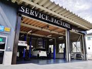 サービス工場は広いスペースを確保しております！敷地内に鈑金塗装工場も完備！