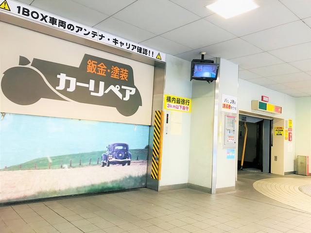 入り口には２つの立体駐車場がございます