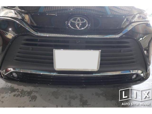 ハリアーPHEVグリルに変更で高級感増し増し！【福山市　タイヤ・ナビ・ドライブレコーダー等のパーツ持込取付　コーディング作業　調音施工　大歓迎受付中！！愛車の事なら国産車から輸入車までリクロスへ！】