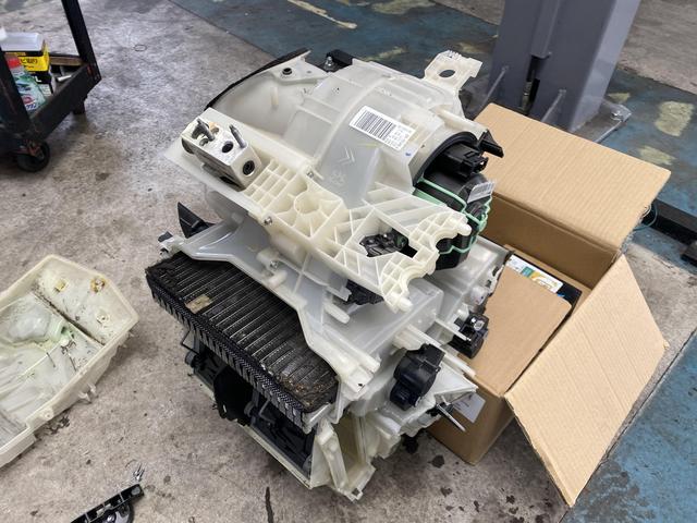 プジョー308CC　エアコンガス漏れ修理